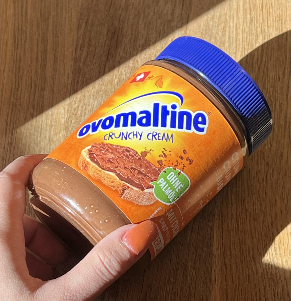 SoSplendidPM's tweet photo. ปกติก็อร่อยค่อดๆอยู่แล้ว แต่น่าสนใจตรงที่มีฉลากข้อความตัวใหญ่มากๆว่า “No Palm Oil (แปลไม่เป๊ะขออภัย😅) คือไม่มีส่วนผสมของน้ำมันปาล์ม ที่สหภาพยุโรปพยายามรณรงค์ให้ลดการใช้/กินน้ำมันปาล์มด้วยเหตุผลทางสุขภาพและสิ่งแวดล้อม แต่ๆๆๆ… https://t.co/8SarLeccON