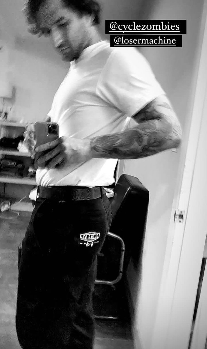 📲| Tyler Posey vía Instagram Story 

“Si amas a tu perro vota por <a href="/MTVteenwolf/">TEEN WOLF</a> 🐺”// “Hemos añadido solo un par de copias firmadas más de mi PRIMER disco de vinilo. Haciendo historia, gente. ¡Presiona el enlace y agarra uno! ¡Están casi agotados!”