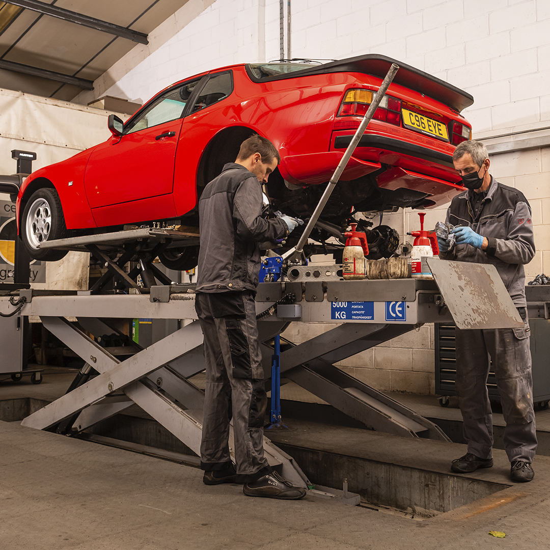 Did somebody say Turbo Tuesday?! Throwback to my 944 Turbo being treated to expert care and attention during an intensive day of chassis tuning at Center Gravity. 📷 #porsche944