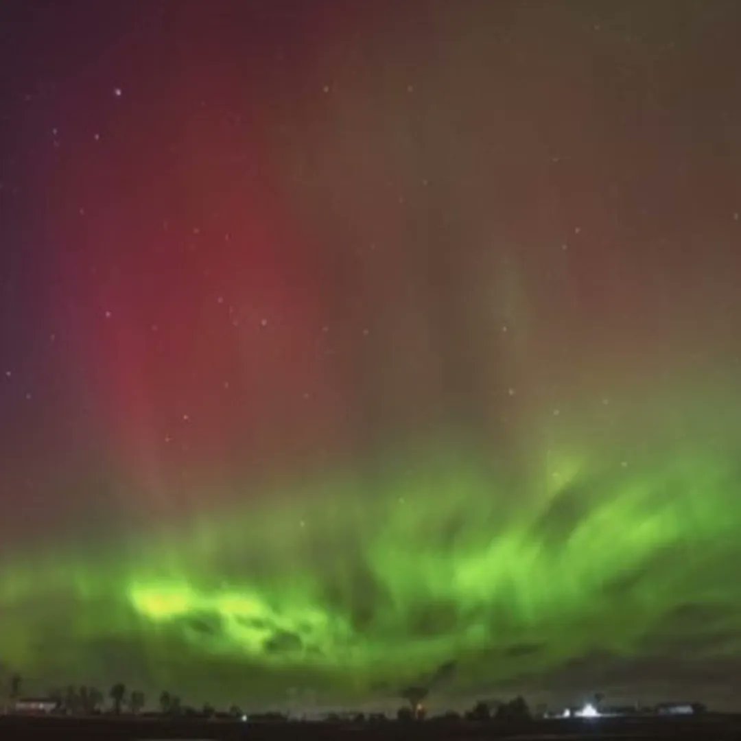 Did you catch the stunning northern lights in Southern Ontario on Thursday? A magnetic storm caused the aurora borealis to be visible, with people sharing amazing photos and videos of the green and purple lights. 🌌 To read more, click here: buff.ly/3Kyicyb