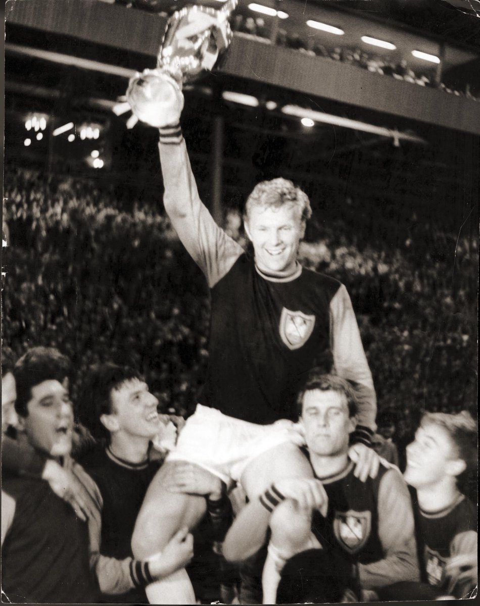 WestHam's tweet photo. Bobby Moore would have turned 82 today.

🅰️ 646 appearances
⚽️ 27 goals
🏆 1 FA Cup
🏆 1 European Cup Winners' Cup

Icon. https://t.co/BlmI5qbRLn