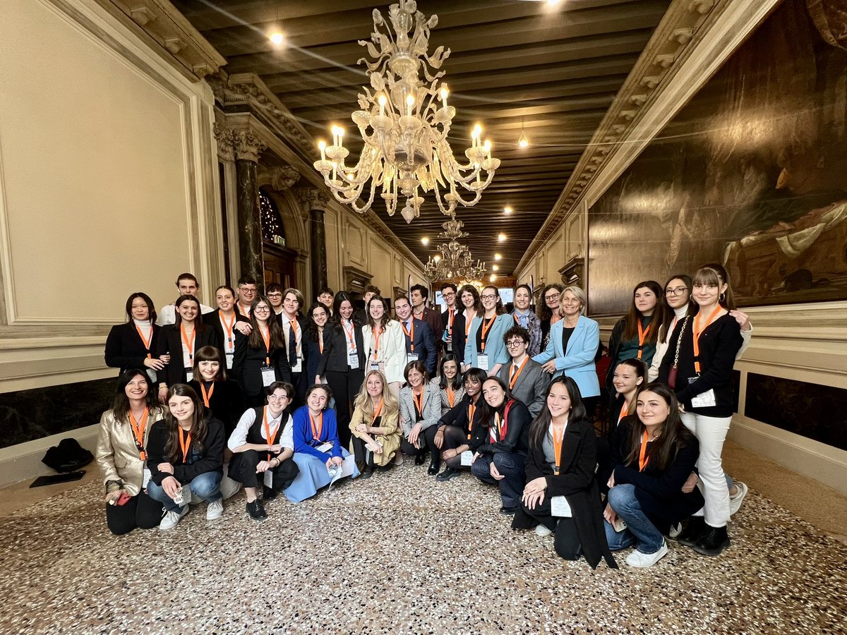 🗣️Dalle parole del "De re publica" di Cicerone è partito il dibattito del torneo “Dire e contraddire”, svoltosi questo pomeriggio nella Sala del Consiglio comunale di Ca’ Farsetti

🏫Protagonisti i licei veneziani Foscarini e Marco Polo, e l’Istituto Messedaglia di Verona