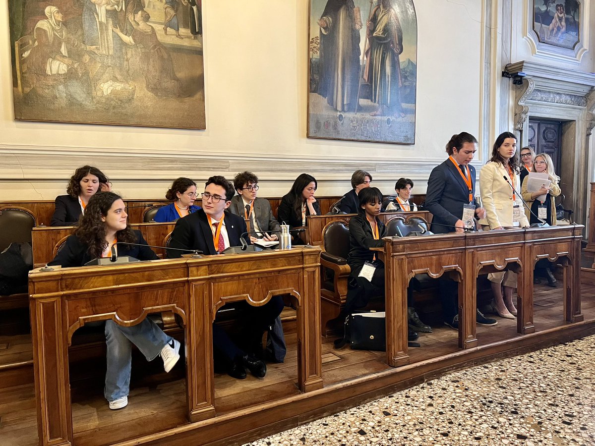 comunevenezia's tweet photo. 🗣️Dalle parole del "De re publica" di Cicerone è partito il dibattito del torneo “Dire e contraddire”, svoltosi questo pomeriggio nella Sala del Consiglio comunale di Ca’ Farsetti

🏫Protagonisti i licei veneziani Foscarini e Marco Polo, e l’Istituto Messedaglia di Verona https://t.co/ZvsJZK0Fto