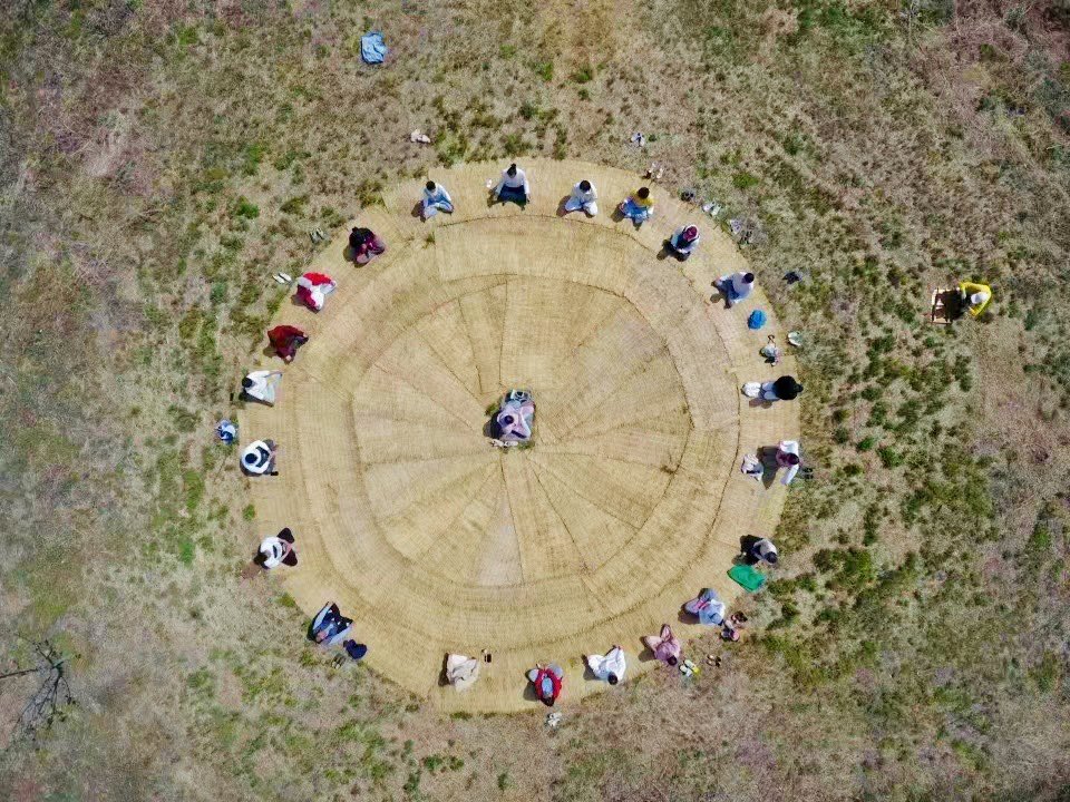 最近好多人问：为什么要去中心化？
那为什么会有中心管理？
因为大多数人没有自己的主核心 所以外在有一个管理 他们更易随波逐流 更好被控制 演化出中心化的集权管理
而当你get到了自己的内在秩序 心力即道力 不会被外在所迷惑 所牵引
当每个有自己的主 内在开启秩序的人 达成共识 开启新秩序玩法