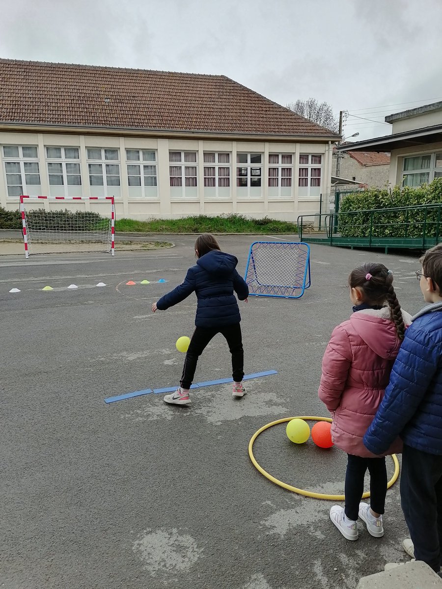 "une école, des clubs"
Action handball pour les 6 classes de l'école élémentaire de Pontfaverger. 
Des élèves motivés et enthousiastes ! 
Merci à Didier Rouillon et Quentin.
#ReimsEst
#FFHandball
#Reimseuropeclub
