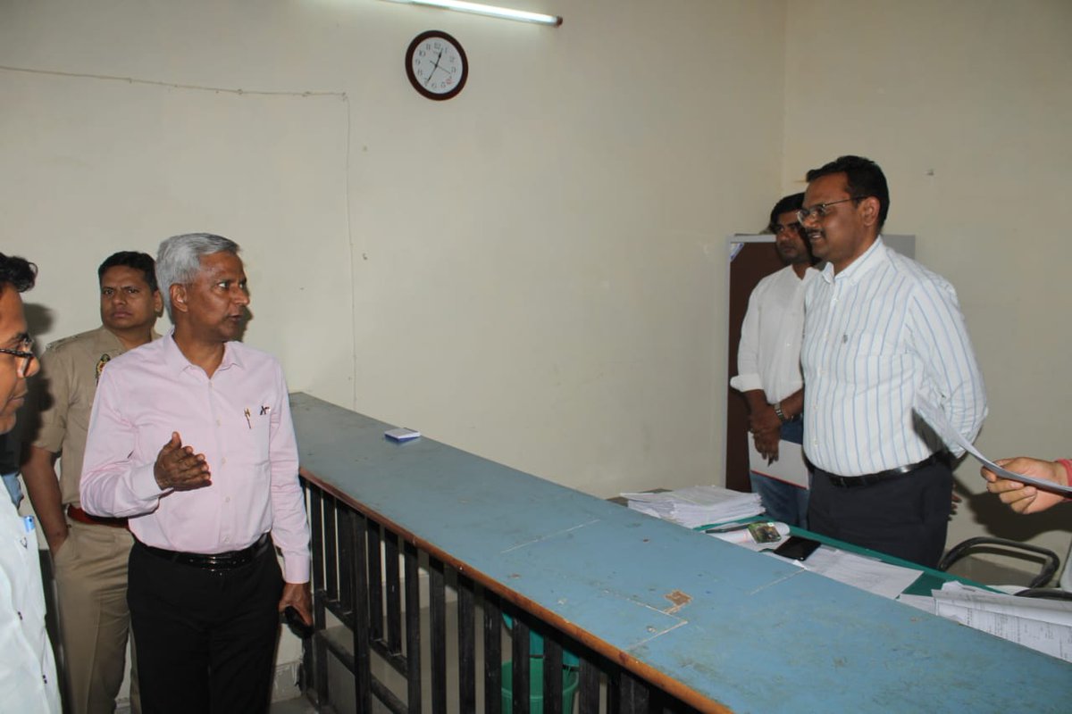 वरिष्ठ पुलिस अधीक्षक के साथ नगरीय निकाय चुनाव के दृष्टिगत तहसील ठाकुरद्वारा में नामांकन केन्द्रों का भ्रमण कर सुरक्षा व्यवस्था का जायजा लिया गया।
<a href="/ChiefSecyUP/">S.P. Goyal, Chief Secretary, GoUP</a> <a href="/CMOfficeUP/">CM Office, GoUP</a> <a href="/InfoDeptUP/">Information and Public Relations Department, UP</a> <a href="/UPGovt/">Government of UP</a>