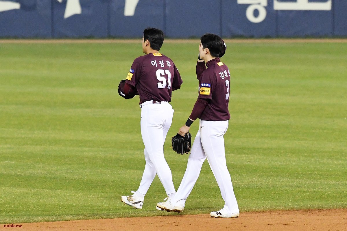 nublarse's tweet photo. 17 신인들이 어느새 전현직 주장이 되어버린 걸 보면 참 신기하고... 너희 둘이 함께 있어서 참 다행이야 #이정후 #김혜성 https://t.co/yKpTI2uocp