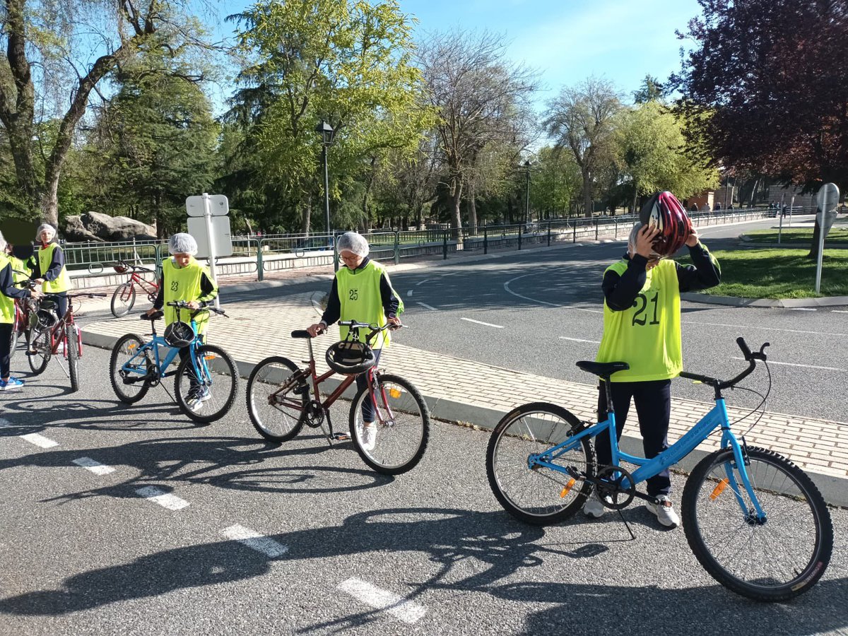 ElDioce's tweet image. Esta mañana, algunos de nuestros alumnos de 6°de Primaria han acudido al Parque Municipal de Tráfico para participar en el proceso de selección del XV Concurso Escolar Local de Educación Vial. ¡Suerte chicos!🍀🍀🍀#educacionvial #megustamicole