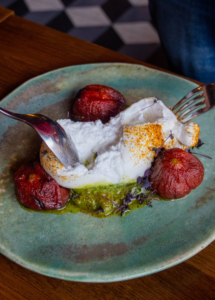 Buscamos siempre un toque diferente en cada plato. Prueba de ello es esta burrata de leche de oveja, pesto otoñal de anacardos y tomates semisecos.

Haz tu reserva a través de nuestra web (link en bio) o llamando a 91 555 93 33

📍 Paseo de la Castellana, 115

#beLatasia