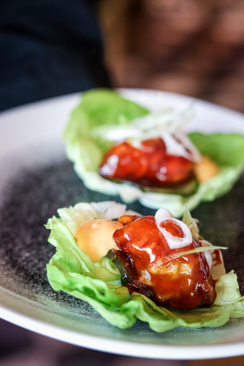 ¿Ssäm o saam? El nuestro de alitas de pollo deshuesadas y ají amarillo mezcla lo mejor de Corea y Perú.

Haz tu reserva a través de nuestra web (link en bio) o llamando a 91 555 93 33

📍 Paseo de la Castellana, 115

#beLatasia #LatasiaRules #casadecomidas #finolatasino #foodie