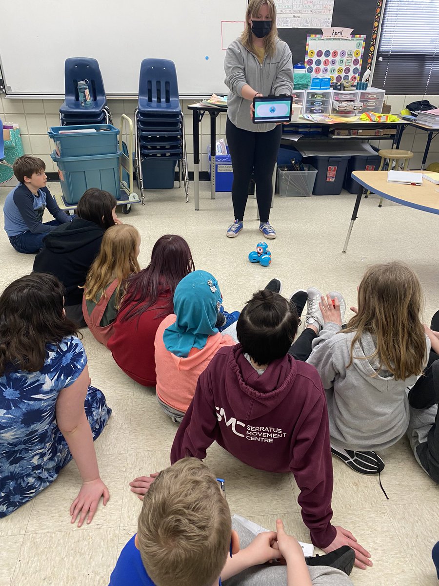 MrsCaitlinMunro's tweet photo. Thank you @wisekidnetic for the coding workshop @darwinLRSD https://t.co/3BDop3tTuJ