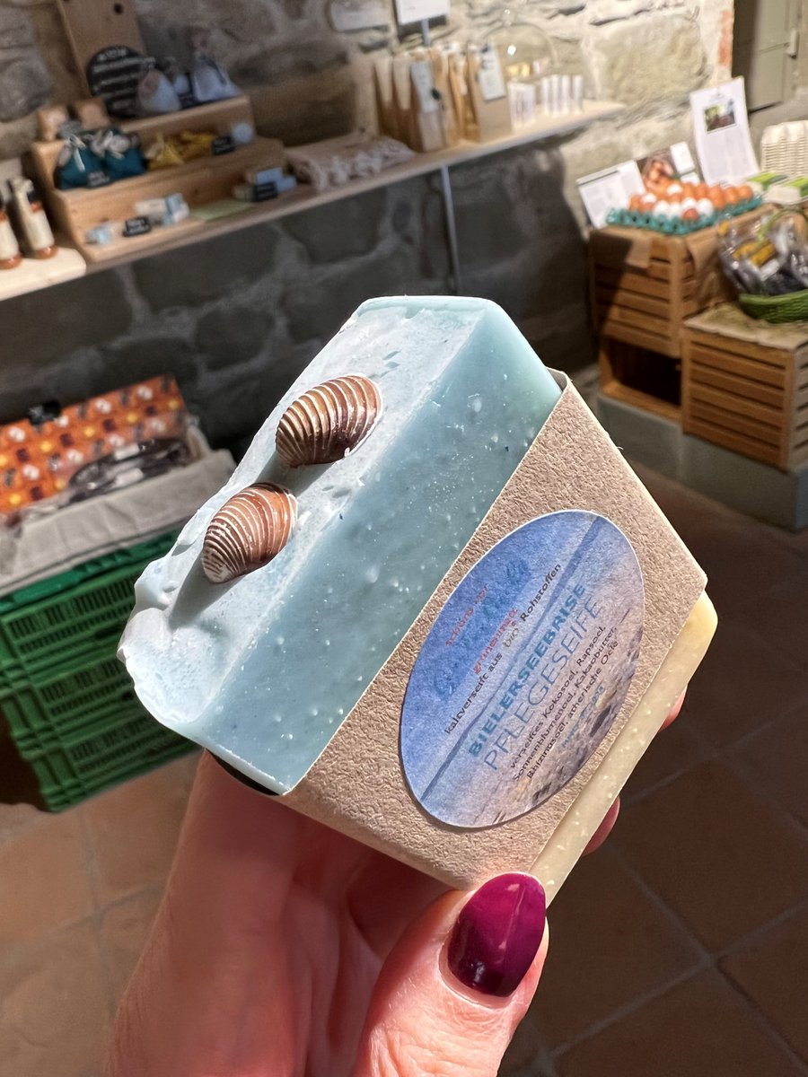 Spotted in Bern's old town: invasive Asian clams -- or at least their shells -- on a bar of handmade soap called "Lake Biel Breeze". Reminds me of digging underwater for my supper last summer... swissinfo.ch/eng/sci-tech/l…