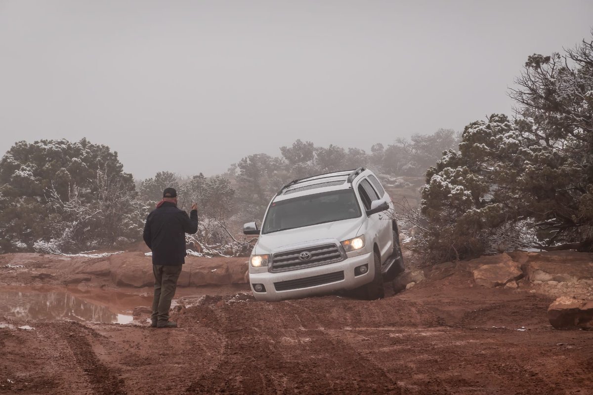 OffTheRoadAGN's tweet photo. #MikeShaffer giving @overlandingdad a spot on this hole on 7-Mile Rim Trail in Moab, Utah. https://t.co/Edo54lnIks
