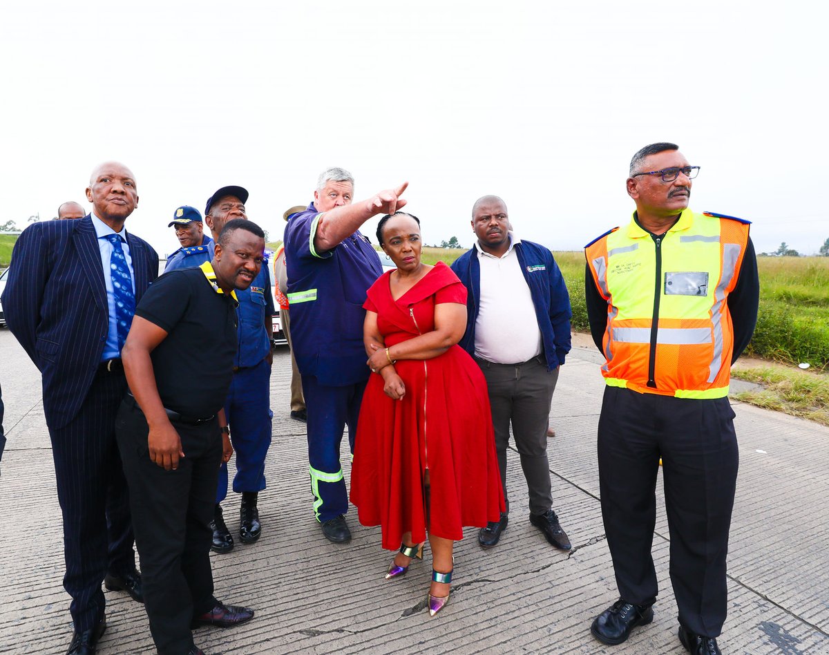 _ArriveAlive's tweet photo. MEC of Transport in KwaZulu-Natal visited the accident scene on the N3 South and North Bound between Hilton and Cedara in Pietermaritzburg https://t.co/Blw48nv6xv
#ArriveAlive #AccidentScene @KZNTransport https://t.co/W8qkYgsO5M