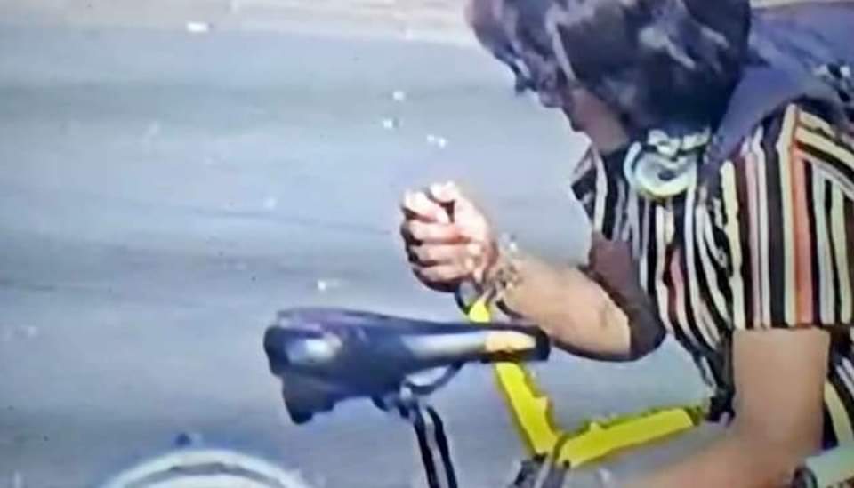 AlertaGDL's tweet photo. Esta mujer de dedica a robar bicicletas en la zona del Parque Rojo y el Expiatorio en #Guadalajara.
Anda acompañada de un sujeto que vigila mientras ella corta cadenas y candados con unas cizallas. https://t.co/HoyJClmePb
