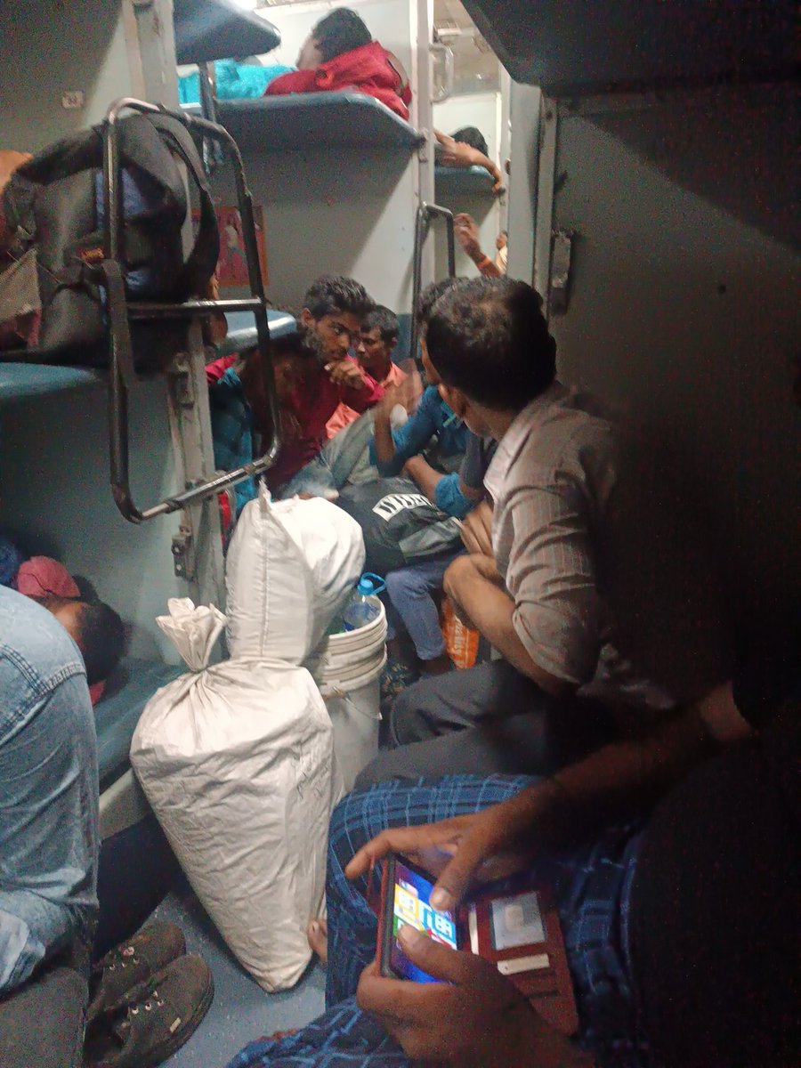 DecostaDeepak's tweet photo. @RailMinIndia @AshwiniVaishnaw @DarshanaJardosh @raosahebdanve @EastCoastRail @PIB_India This is naya bharat in reservation class. https://t.co/HUuoIZn335