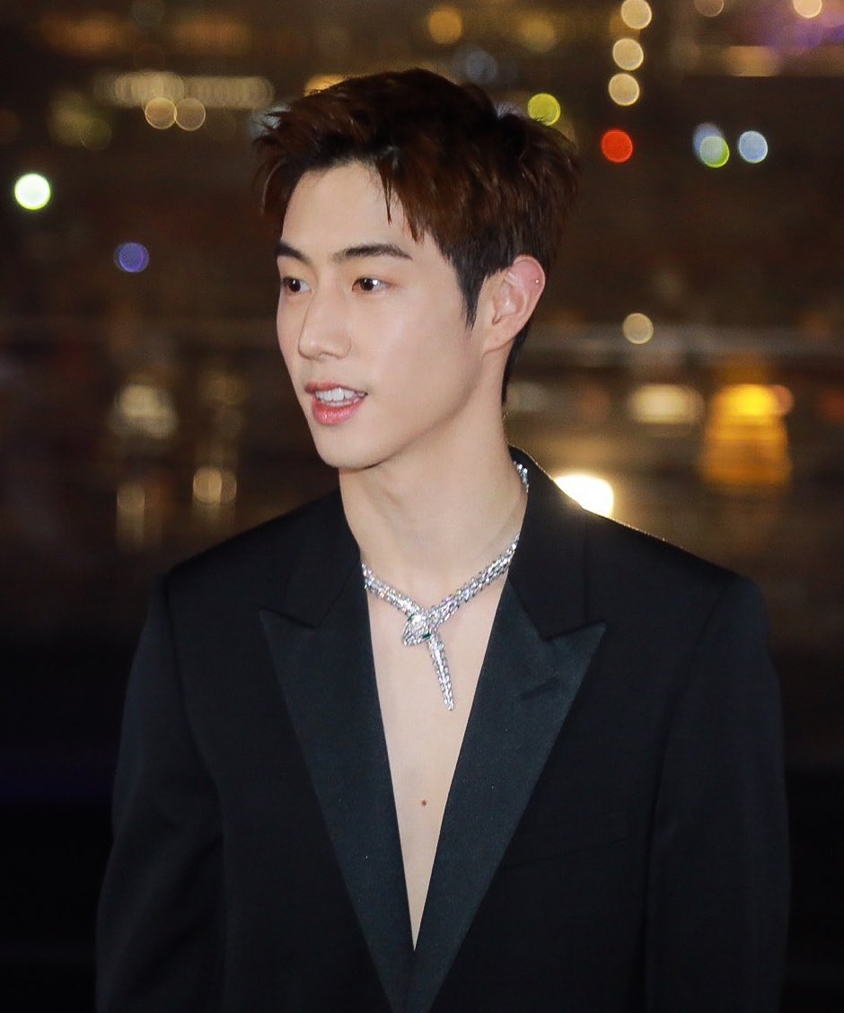 MeduZa971025's tweet image. wedding day:                    the next            morning: