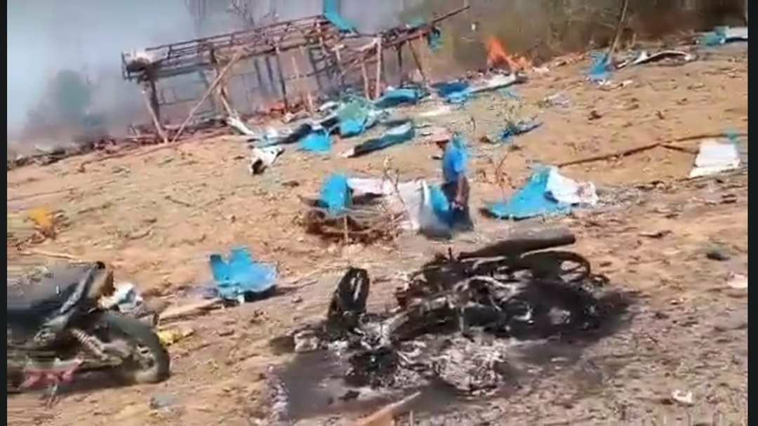 Luyui6's tweet photo. At least 100 people were killed in a junta air raid on Pazigyi Village in Sagaing’s Kantbalu Township on Tuesday. Junta aircraft dropped two bombs and strafed the village as 100 people attended the opening of a People’s Authority Office. #2023Apr11Coup #WhatsHappeningInMyanmar https://t.co/uidFGteRQG