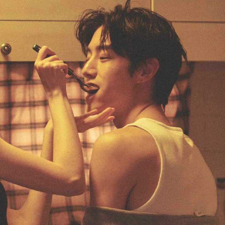 MeduZa971025's tweet image. wedding day:                    the next            morning: