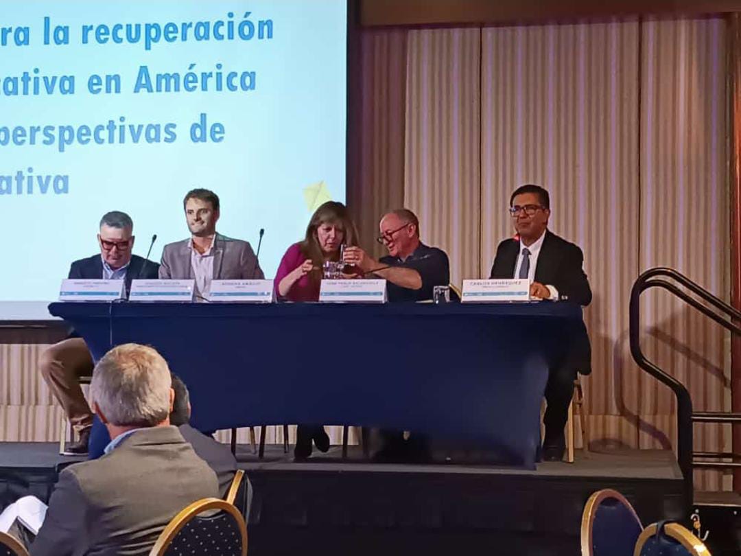 #Ahora📢|| Desde Santiago de Chile el Director del Observatorio por la Calidad Educativa de Venezuela Lenin Romero y el coordinador de Evaluación de la Gestión y la Transformación Universitaria Franklin Esteves, participan en el taller de Elaboración de Ítems.
Abrimos 🧵 1/2