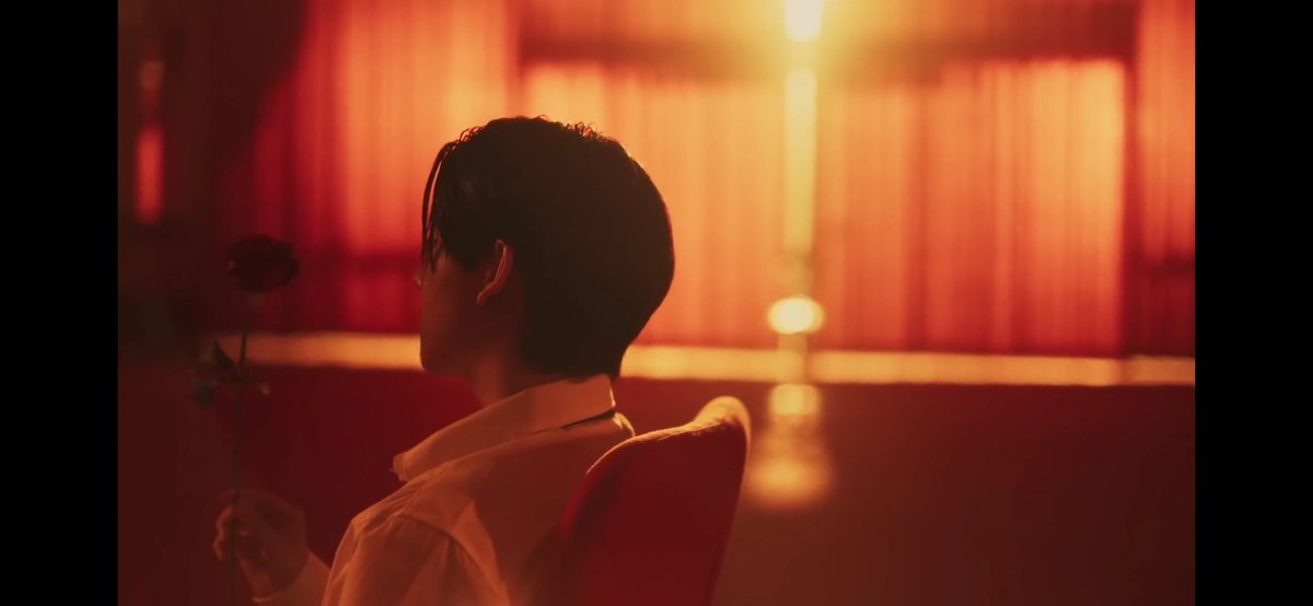 mowaeon's tweet photo. Le premier single de Yorch est incroyable. J'adore le visuel du clip qui oppose le bleu au rouge. C'est totalement le genre de musique que j'écoute, j'adore la vibe. Plus qu'à attendre la traduction des paroles pour bien pleurer. https://t.co/1loBblpIYx