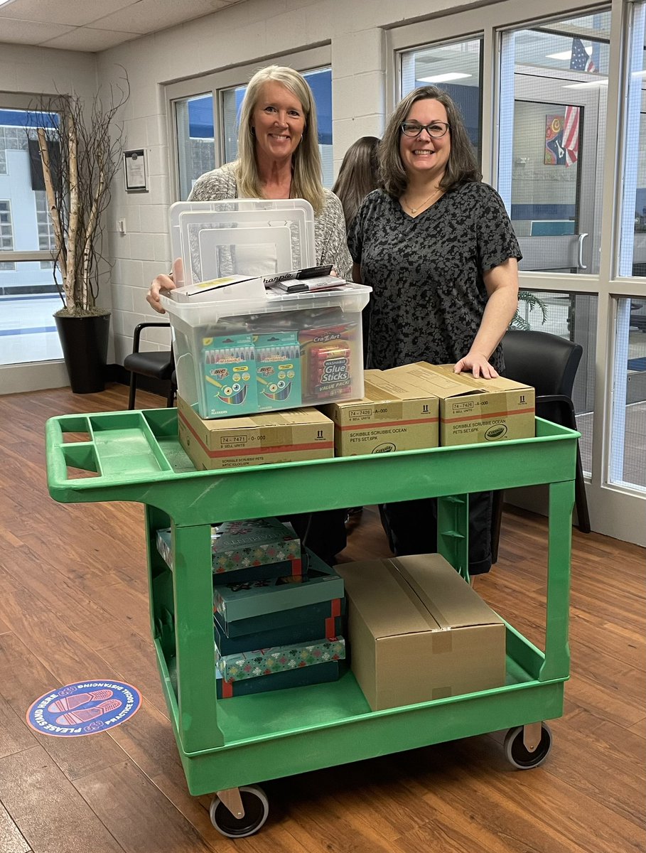 Nelson12Loren's tweet photo. Thanks so much to our community partner, Office Depot and general manager Kim Cook, for the kind donation of school supplies for @TweetDCS_SIS ! #TeamDCS #community 🖍️🖍️✏️✏️🖌️🎨
We appreciate everything you do for us! https://t.co/FLYzZxLwxD