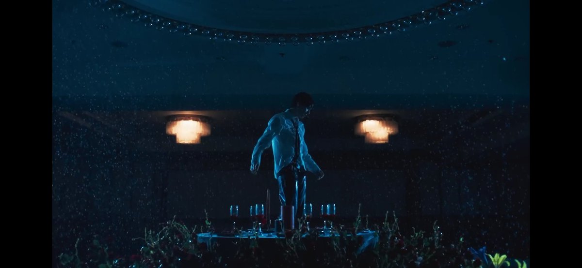 mowaeon's tweet photo. Le premier single de Yorch est incroyable. J'adore le visuel du clip qui oppose le bleu au rouge. C'est totalement le genre de musique que j'écoute, j'adore la vibe. Plus qu'à attendre la traduction des paroles pour bien pleurer. https://t.co/1loBblpIYx