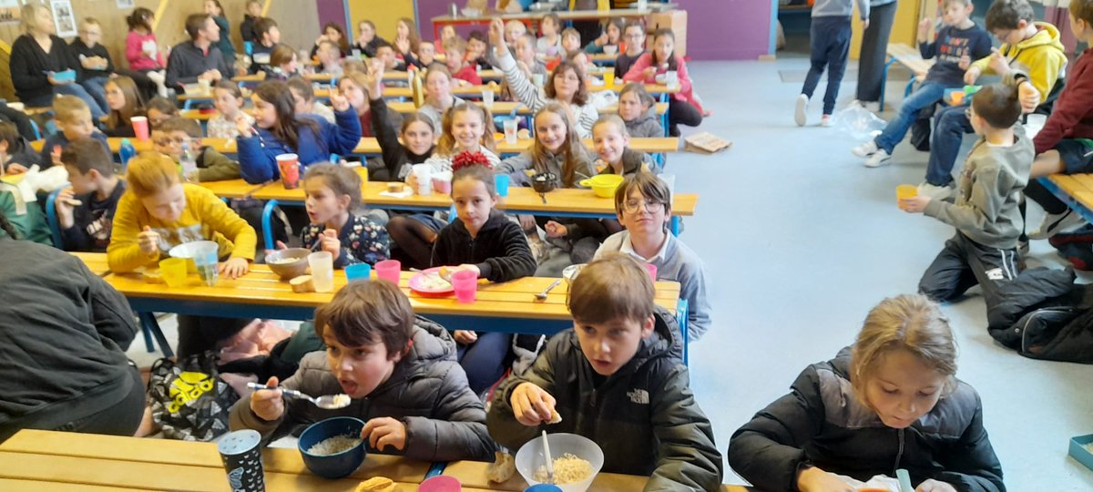 L'école et le collège Notre Dame de la Faye récoltent plus de 1000 euros pour l'association "Enfants pour demain" qui va financer l'achat de terres cultivables au profit d'une cinquantaine de familles pauvres de Madagascar. Bravo pour ce bol de riz partagé dans la convivialité.