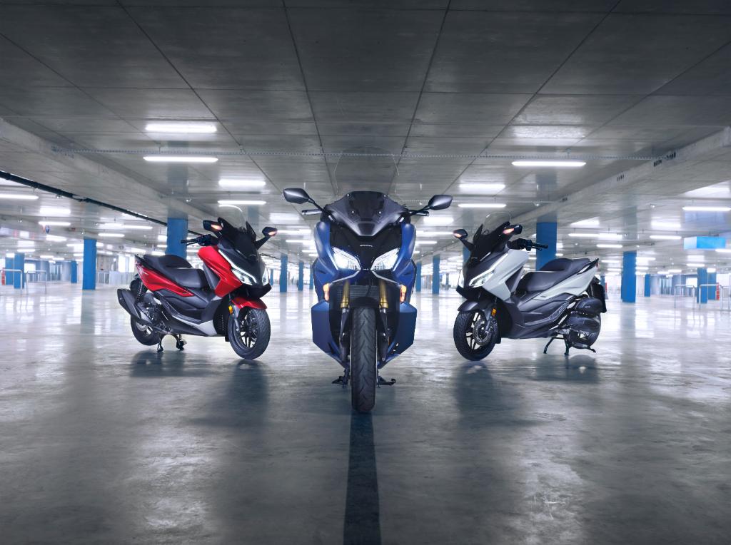 hondaitaliamoto's tweet photo. L'unione fa... il FORZA!
125, 350, 750. Lo scooter GT per eccellenza, si fa in tre per esaudire ogni tuo desiderio!
Qual è il tuo preferito?
#Honda #HondaMoto #Forza #ForzaFamily #Forza750 #Forza350 #Forza125 #ThePowerOfDreams https://t.co/AXQoGGMlM8