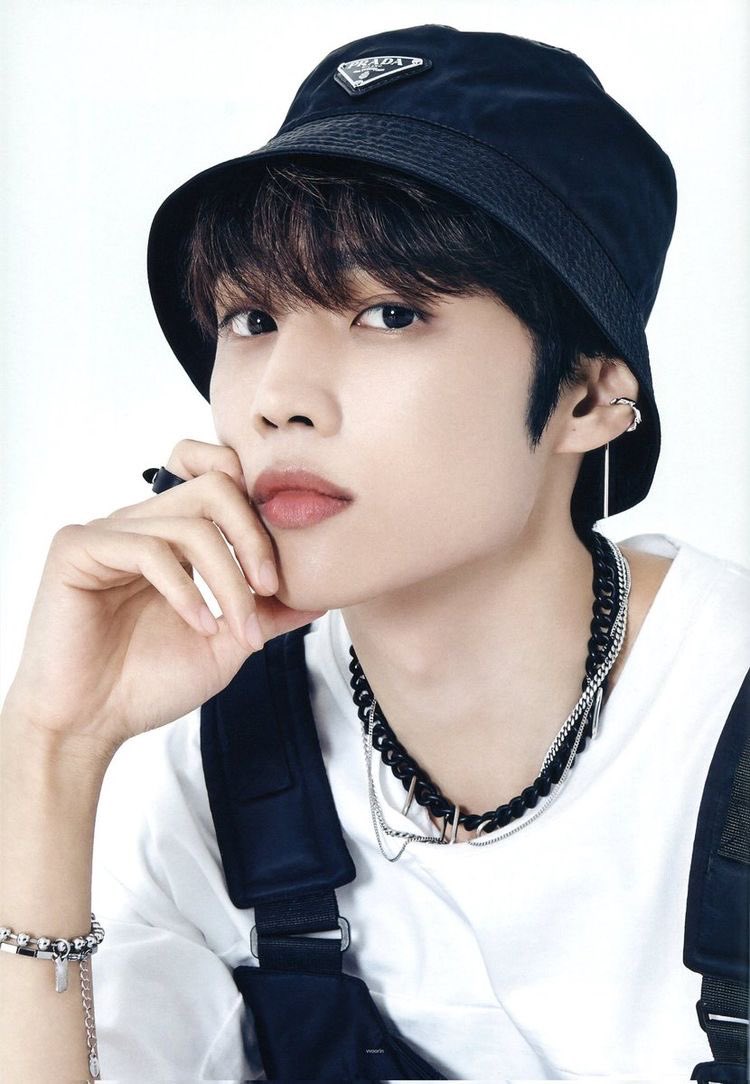 🍰| 

يوم ميلاد سعيد..للفتى المبهر والمليء بالسحر الخاص به، المليء بالحب..والذي نحبه لجانبه العميق والمواسي، وجانبه اللعوب والمليء بالمرح..نتمنى أن نستمر برؤيته يكتب الاغاني التي يحب وان يستمر بارضاء حواسنا بموسيقاه، ونتمنى لسونوو اياما مليئة بالحب برفقة ذابويز والذابيز🥺🤍..