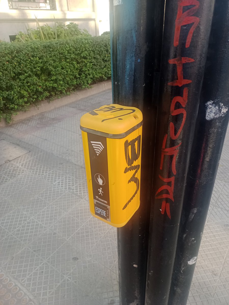 Paradavid1's tweet photo. Que lástima que el sensor del semáforo parlante ubicado en Eleodoro Yáñez con Providencia, aún no estrenado, ya esté rayado.

El uso de este elemento en @Muni_provi será de gran utilidad para las personas con discapacidad visual que normalmente van a biblioteca central de ciegos https://t.co/HugGn1L0HR