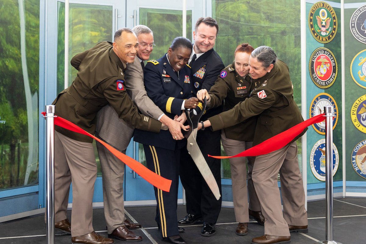 #ICYMI -Congratulations <a href="/DefensePubHlth/">Defense Public Health</a>  on the grand opening of their Public Health Laboratory!
The lab will support Combatant Commands with near real-time disease &amp; bio-surveillance threat information to prevent disease for our service members &amp; nation.

bit.ly/41nxkUV
