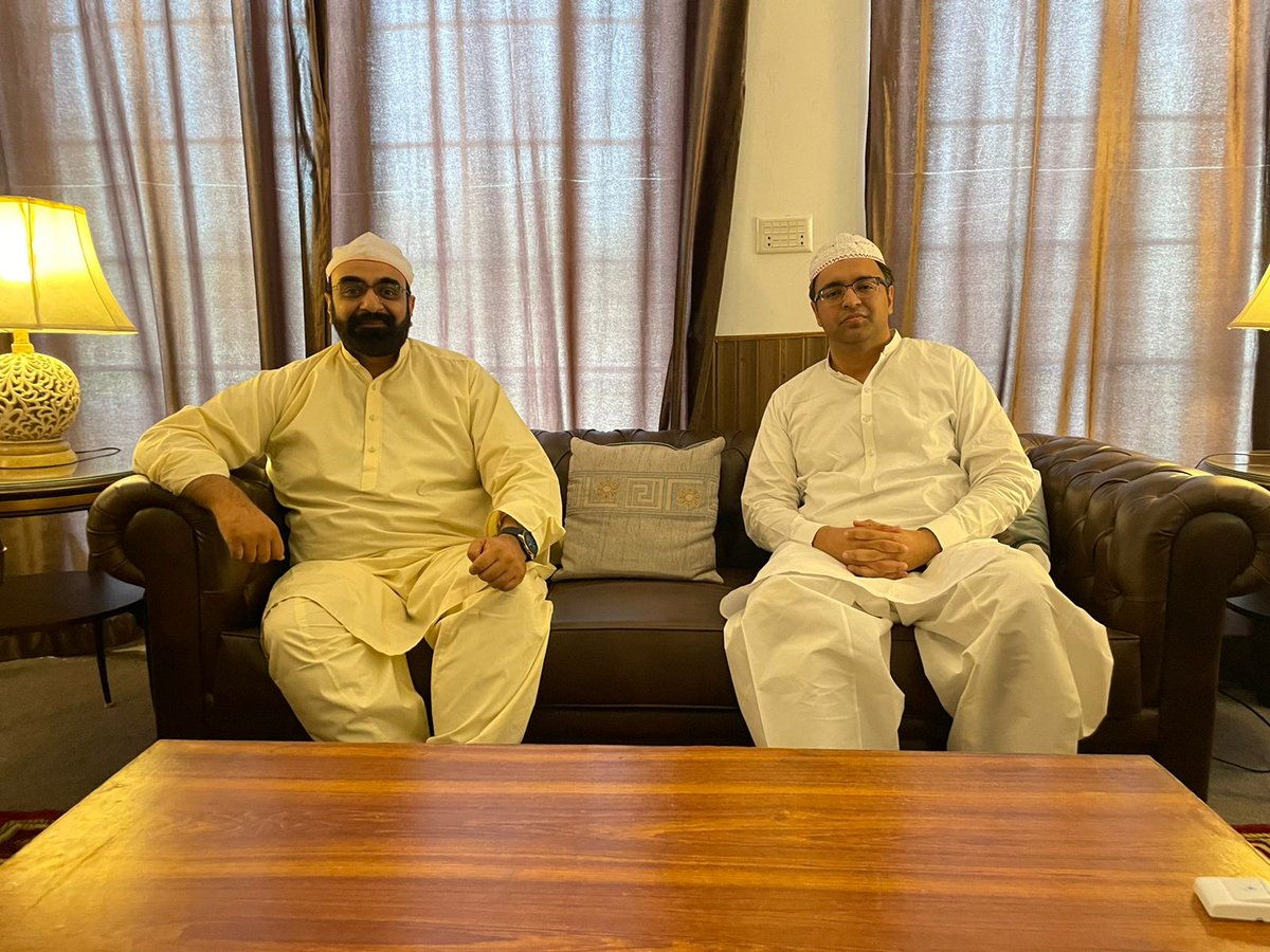 hasan_barrister's tweet photo. بیرسٹر احمد حسن خان انصاری کی مرکزی راہنما پاکستان تحریک انصاف و عظیم مزہبی شخصیت صاحبزادہ پیر قاسم سیالوی سے ملاقات جنرل الیکشن و سیاسی امور پر بات چیت
اس موقع پر سٹی صدر پی ٹی آٸ جھنگ چوہدری شاہد نزیر بھی ہمراہ تھے
#Barrister_Ahmed_Hasan_Ansari
#PTI #PP126
#Peer_Sial https://t.co/QLJgGUY8oz