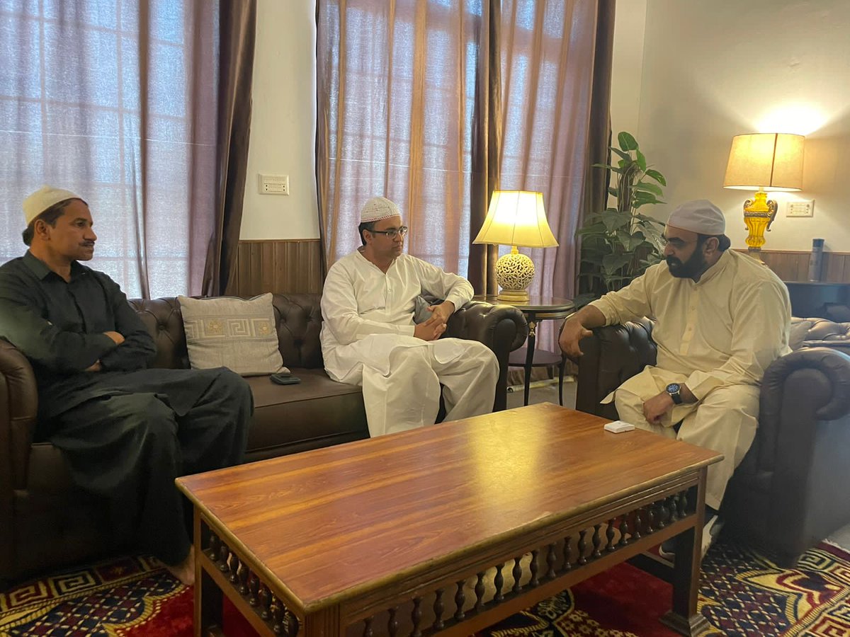 hasan_barrister's tweet photo. بیرسٹر احمد حسن خان انصاری کی مرکزی راہنما پاکستان تحریک انصاف و عظیم مزہبی شخصیت صاحبزادہ پیر قاسم سیالوی سے ملاقات جنرل الیکشن و سیاسی امور پر بات چیت
اس موقع پر سٹی صدر پی ٹی آٸ جھنگ چوہدری شاہد نزیر بھی ہمراہ تھے
#Barrister_Ahmed_Hasan_Ansari
#PTI #PP126
#Peer_Sial https://t.co/QLJgGUY8oz