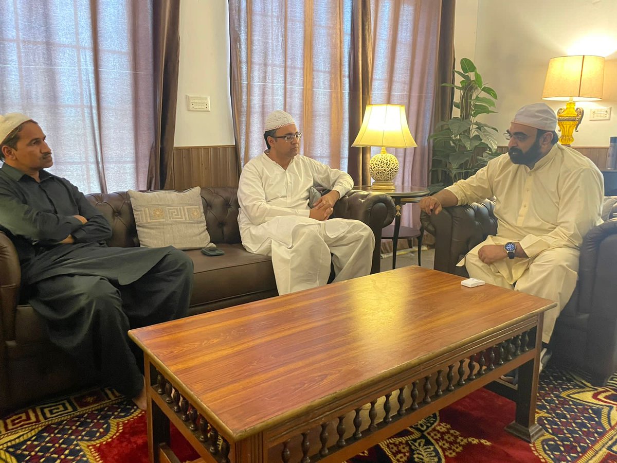 hasan_barrister's tweet photo. بیرسٹر احمد حسن خان انصاری کی مرکزی راہنما پاکستان تحریک انصاف و عظیم مزہبی شخصیت صاحبزادہ پیر قاسم سیالوی سے ملاقات جنرل الیکشن و سیاسی امور پر بات چیت
اس موقع پر سٹی صدر پی ٹی آٸ جھنگ چوہدری شاہد نزیر بھی ہمراہ تھے
#Barrister_Ahmed_Hasan_Ansari
#PTI #PP126
#Peer_Sial https://t.co/QLJgGUY8oz