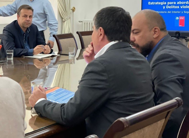 germancodina's tweet photo. Siempre apoyando la lucha contra la delincuencia, por eso estoy en reunión en Palacio de La Moneda junto a @SubseInterior @SubPrevDelito @laSubdere trabajando para apoyar el plan de intervención en seguridad para enfrentar delitos violentos en 30 comunas del país @mpuentealto https://t.co/dx8b7BGOPi