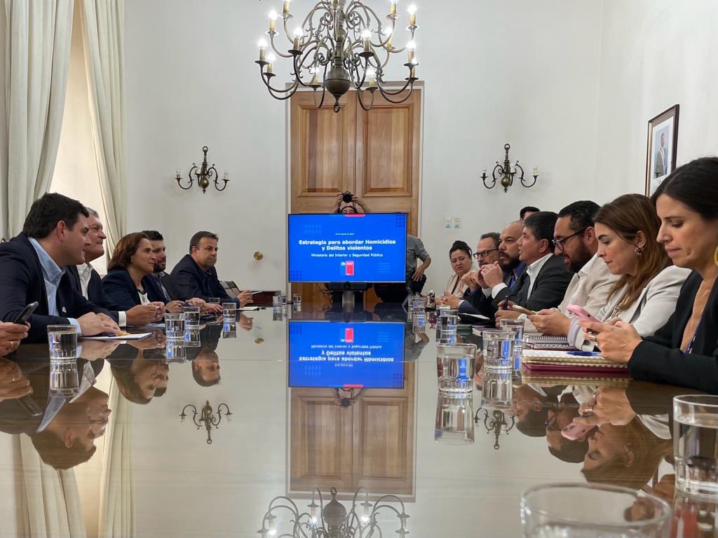 germancodina's tweet photo. Siempre apoyando la lucha contra la delincuencia, por eso estoy en reunión en Palacio de La Moneda junto a @SubseInterior @SubPrevDelito @laSubdere trabajando para apoyar el plan de intervención en seguridad para enfrentar delitos violentos en 30 comunas del país @mpuentealto https://t.co/dx8b7BGOPi