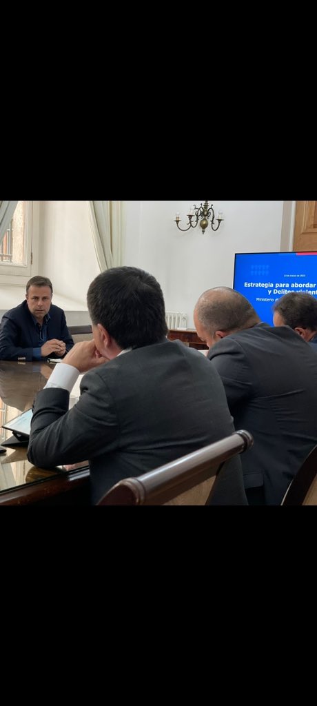 germancodina's tweet photo. Siempre apoyando la lucha contra la delincuencia, por eso estoy en reunión en Palacio de La Moneda junto a @SubseInterior @SubPrevDelito @laSubdere trabajando para apoyar el plan de intervención en seguridad para enfrentar delitos violentos en 30 comunas del país @mpuentealto https://t.co/dx8b7BGOPi
