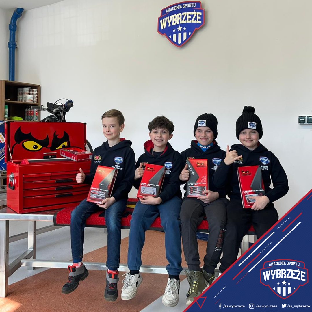 aswybrzeze's tweet photo. Marka @TengToolsUK oficjalnym partnerem technicznym naszej Akademii ☺️🤝🧰⚒️
Dzięki współpracy otrzymaliśmy wyposażenie do warsztatu, w którym nasi najmłodsi będą pracować przy sprzęcie i poznawać techniczne aspekty sportu żużlowego🔧☺️
💻 https://t.co/iKMQ4JnGPL #TengTools https://t.co/ZfG7GCloVF