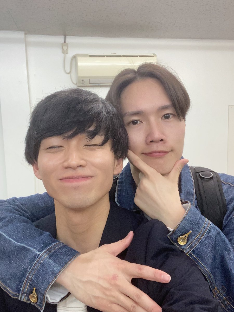 MONA_gekidan's tweet photo. SHOWROOMコラボ配信のお知らせ🙋🏻‍♂️

【4月12日19:30〜19:50頃】

二階堂涼介役 哲誠 @tsi_999 
一ノ瀬翔役 江口史恭@FumiyasuEguchi 
の2人でお届け🦖😈

メンズ2人のレア配信です🤝
是非待ってます😉✨

by丈

#神様からの贈り物 https://t.co/G7HL61cMqV