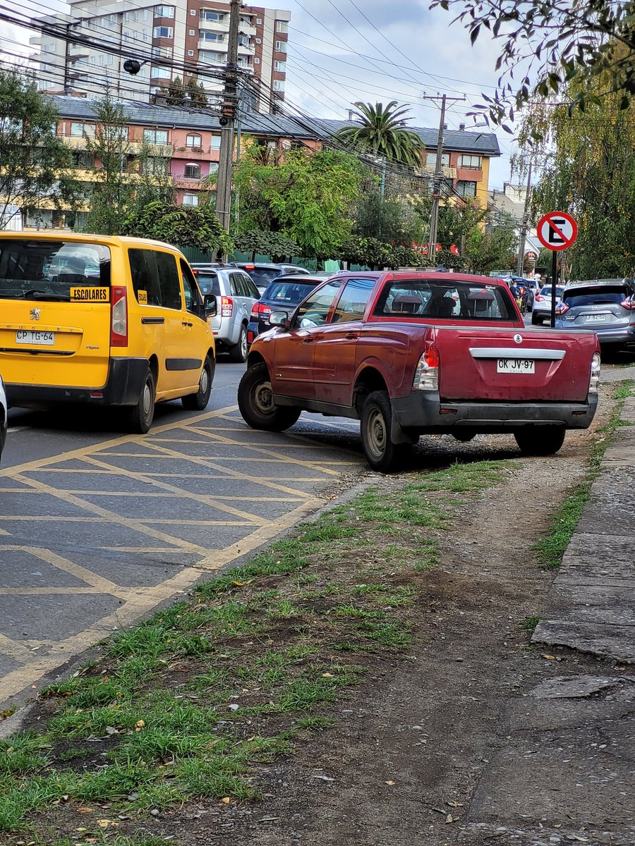 CGARRIDOB's tweet photo. Camioneta atravesada en la calle sin conductor frente a clínica alemana @malestacionado9 @VasquezHerargem https://t.co/NuwJgiIzaT