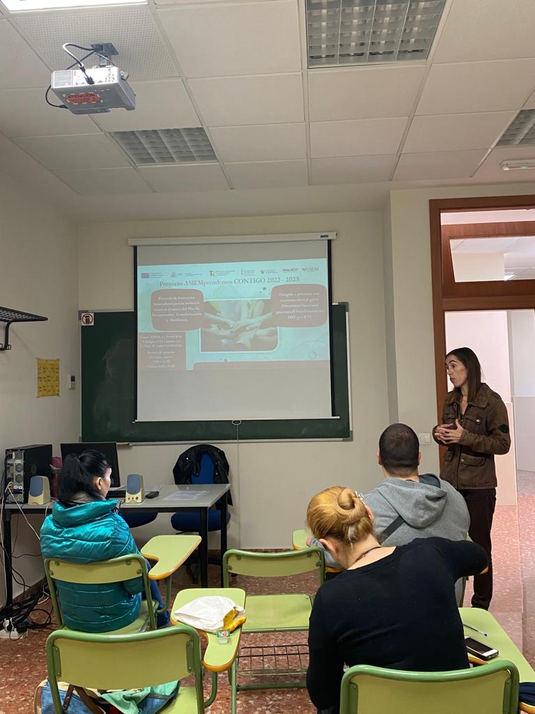 SaludMentalVAL's tweet photo. #ASIEMprendemosContigo sigue ofreciendo atención #sociolaboral tanto individual como grupal a personas con problemas de #SaludMental.

El proyecto seleccionado por @GVAinclusio para #PilotemCV desarrolla itinerarios innovadores, financiados por la Unión Europea-NextGenerationEU. https://t.co/jjZYaG0kzl