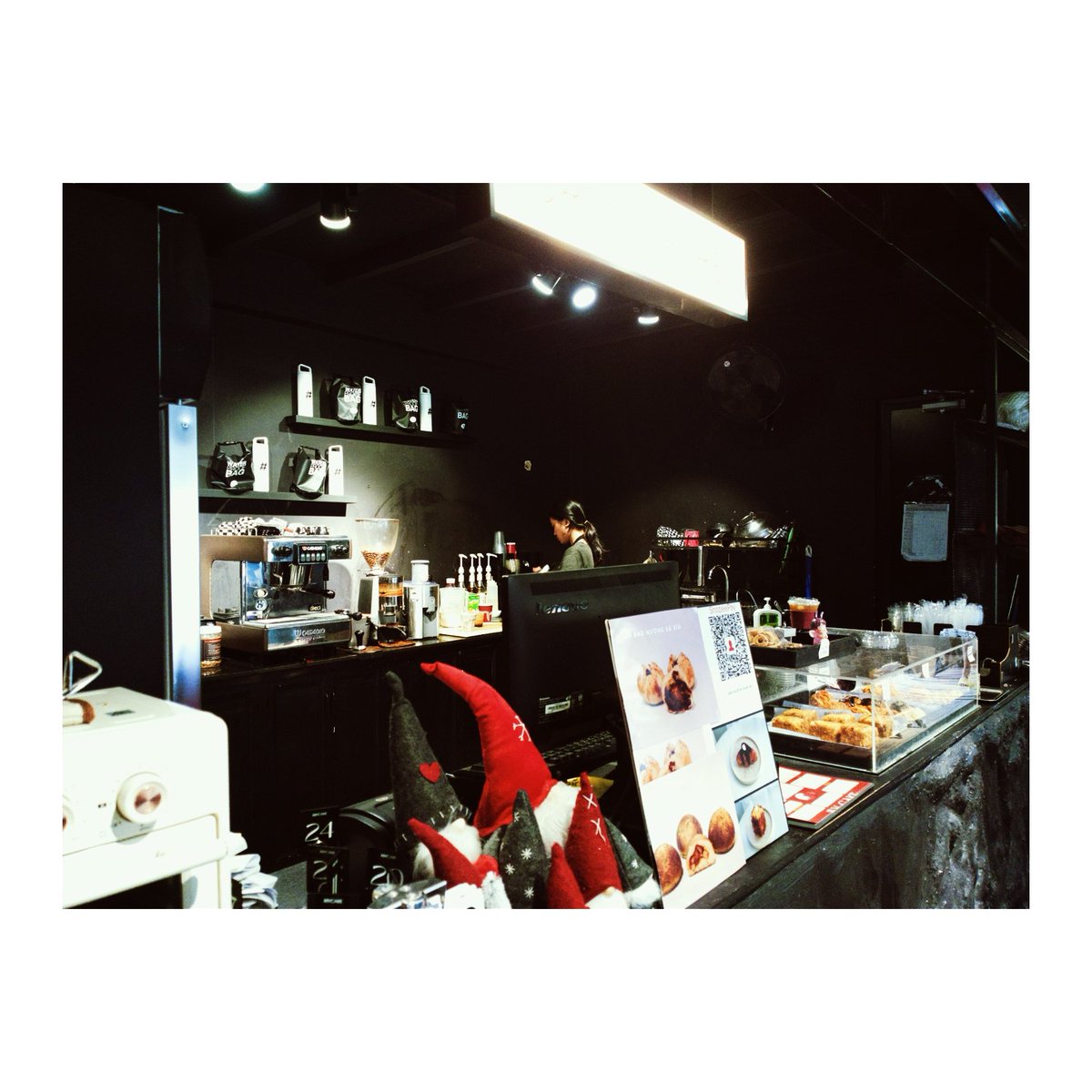 Kyn1334's tweet photo. #Bycake 

📸: me

#coffeeshop #nokia808 #Vietnam #NhaTrang https://t.co/rpECkqJOqa