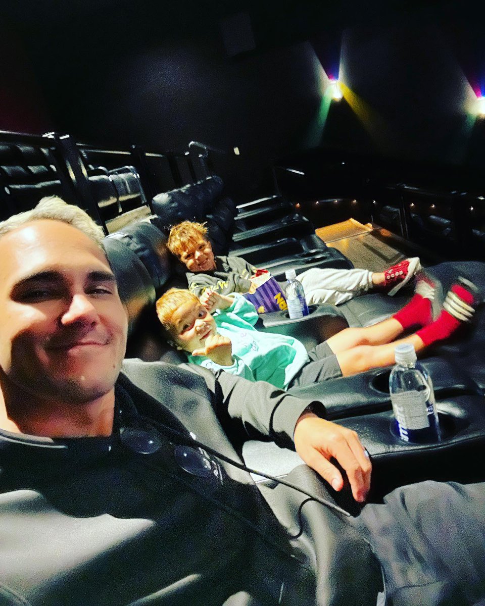 FansBTRmexico's tweet photo. #Carlos posteó diferentes fotos de lo que vivió estos últimos días. Desde el nombramiento de la calle y la composición con #Mafio, hasta que fue al cine a ver #MarioBrosMovie con sus hijos, al parecer fue la primera vez de #Kingston en un cine, awwwww ❣️. https://t.co/e6zXCTc0uu
