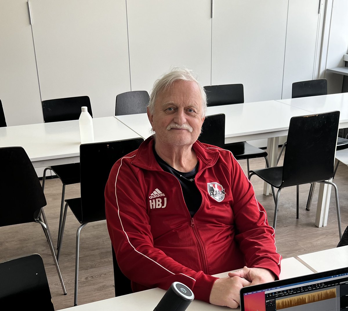 Fodboldklubbens “Mr. Ajax” er Sjaak Swart. Håndboldklubbens er Helge Bruus Jensen, og det er ham, du ser her. Altruisternes fineste eksemplar og et koryfæ i Foreningsdanmark.

Her følger en 🧵 om manden, der senest 1. maj takker af som træner i Ajax København efter næsten 60 år.