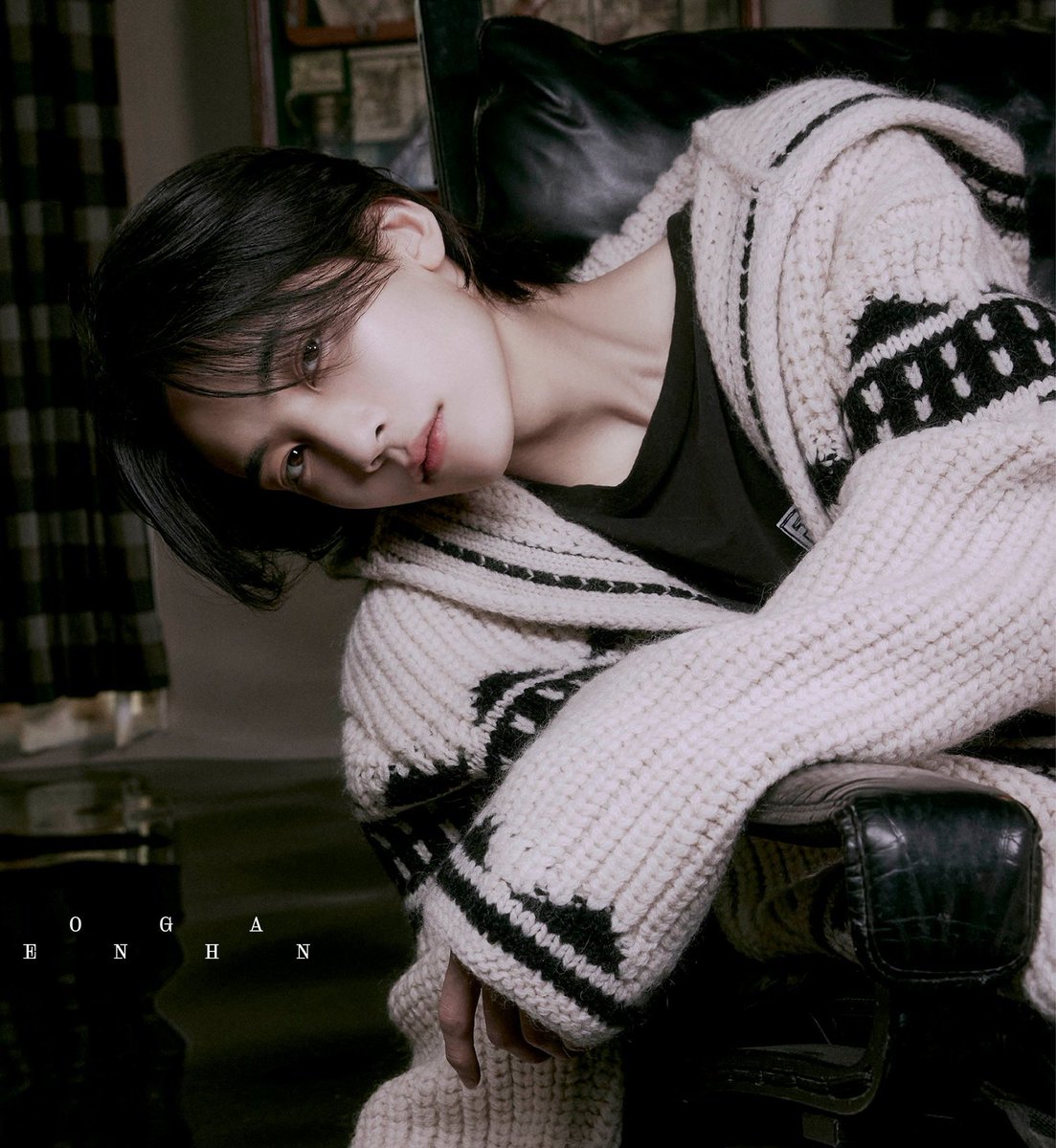 fnfnleft's tweet photo. 저 똑 떨어진 손가락과 여린 목선이랑 머릿카락 사이로 보이는 눈 좀 봐라.... 죽고싶네 또 https://t.co/kuyJblfU3a
