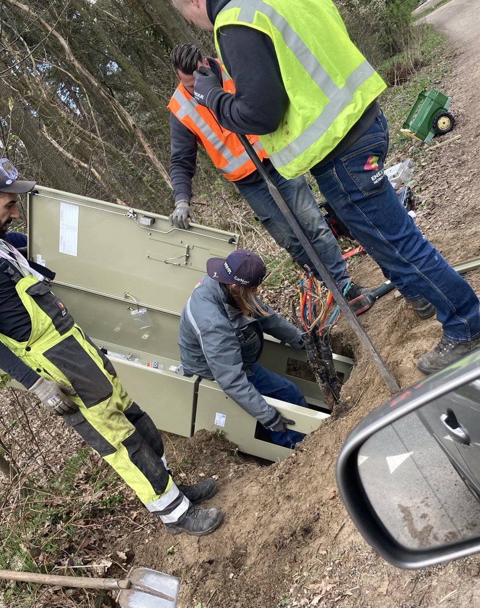 Vrolijke gedreven mannen van #Enexis werken hard aan de gevolgen van ‘aanrijding electriciteitshuisje’ door ‘lompe boer’