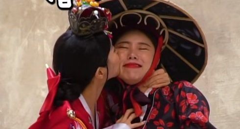 When Solar chose to kiss Wheein's dimple 🤣