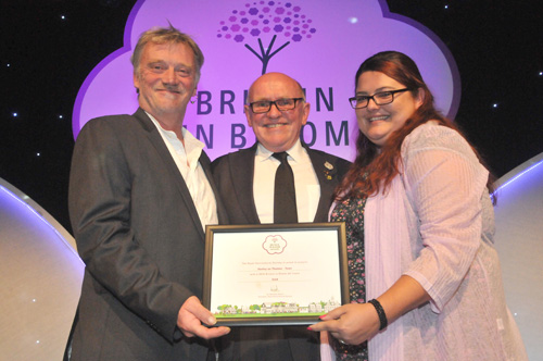 henleyherald's tweet photo. Turning Back Time 2015 Take Two! - Henley in Bloom Wins Gold - https://t.co/dCHTO7SL34 #Henley https://t.co/0wOafu40AB