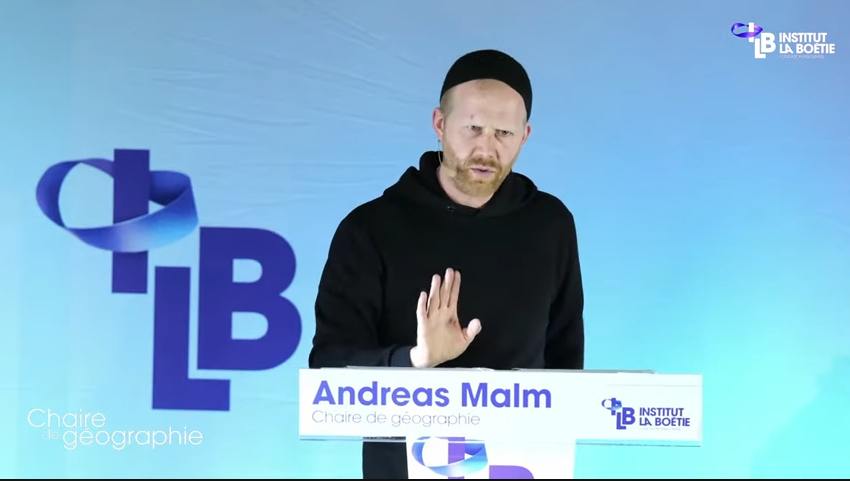 hadrienmathoux's tweet photo. Invité par LFI à donner conférence, interviewé par Mediapart et Reporterre, Andreas Malm est la nouvelle star écolo. Idée phare du Suédois : intégrer la violence dans le « répertoires d'actions du mouvement climat ». Polémique,  certes, mais il y a davantage si l'on creuse... ⬇️ https://t.co/J4o9ZnhL0l